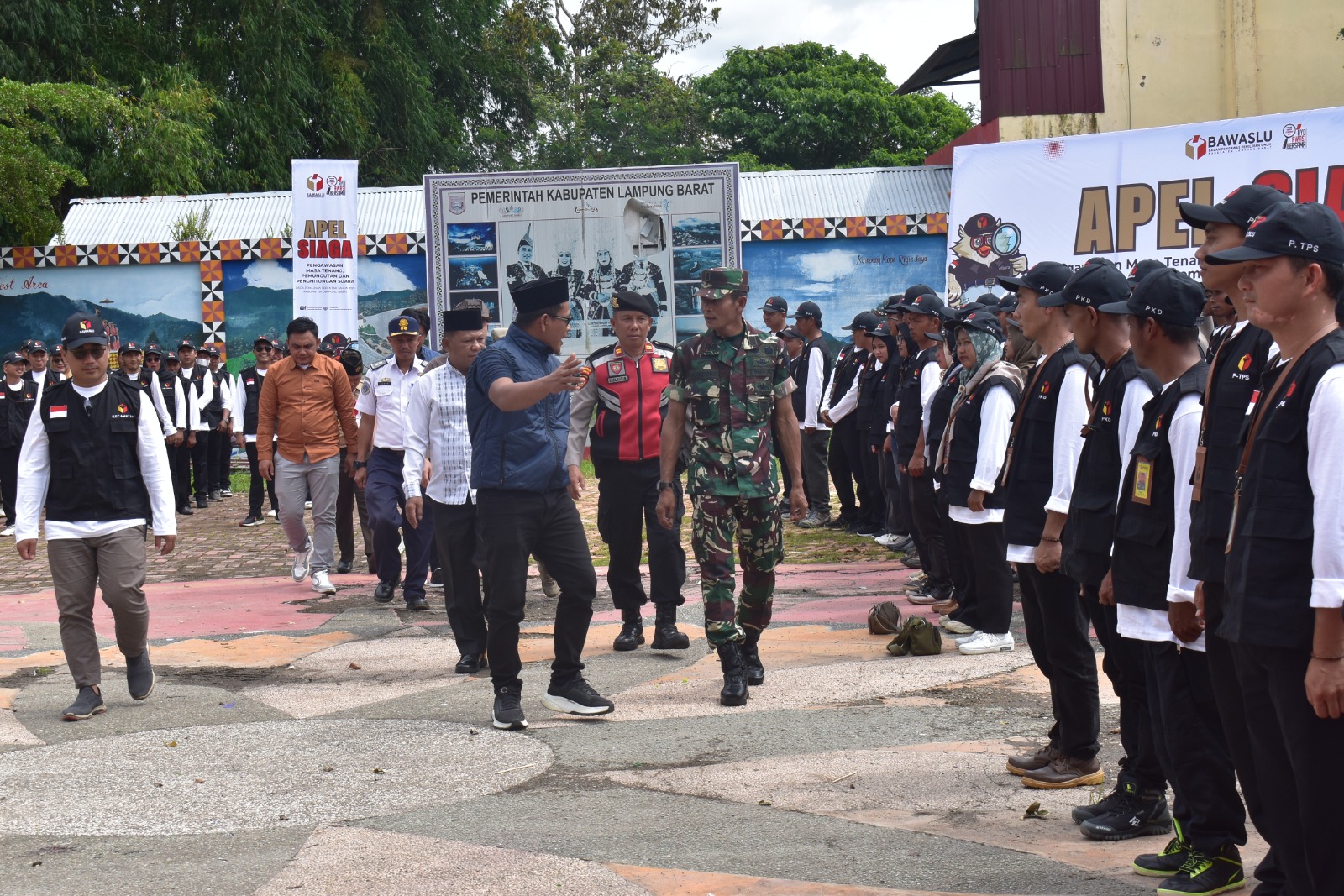 Pemeriksaan Peserta Apel Oleh Pimpinan Bawaslu dan Stakeholder