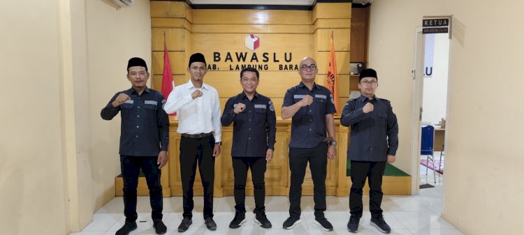 Foto Bersama Pimpinan Bawaslu Kabupaten Lampung Barat Dengan PAW Panwascam