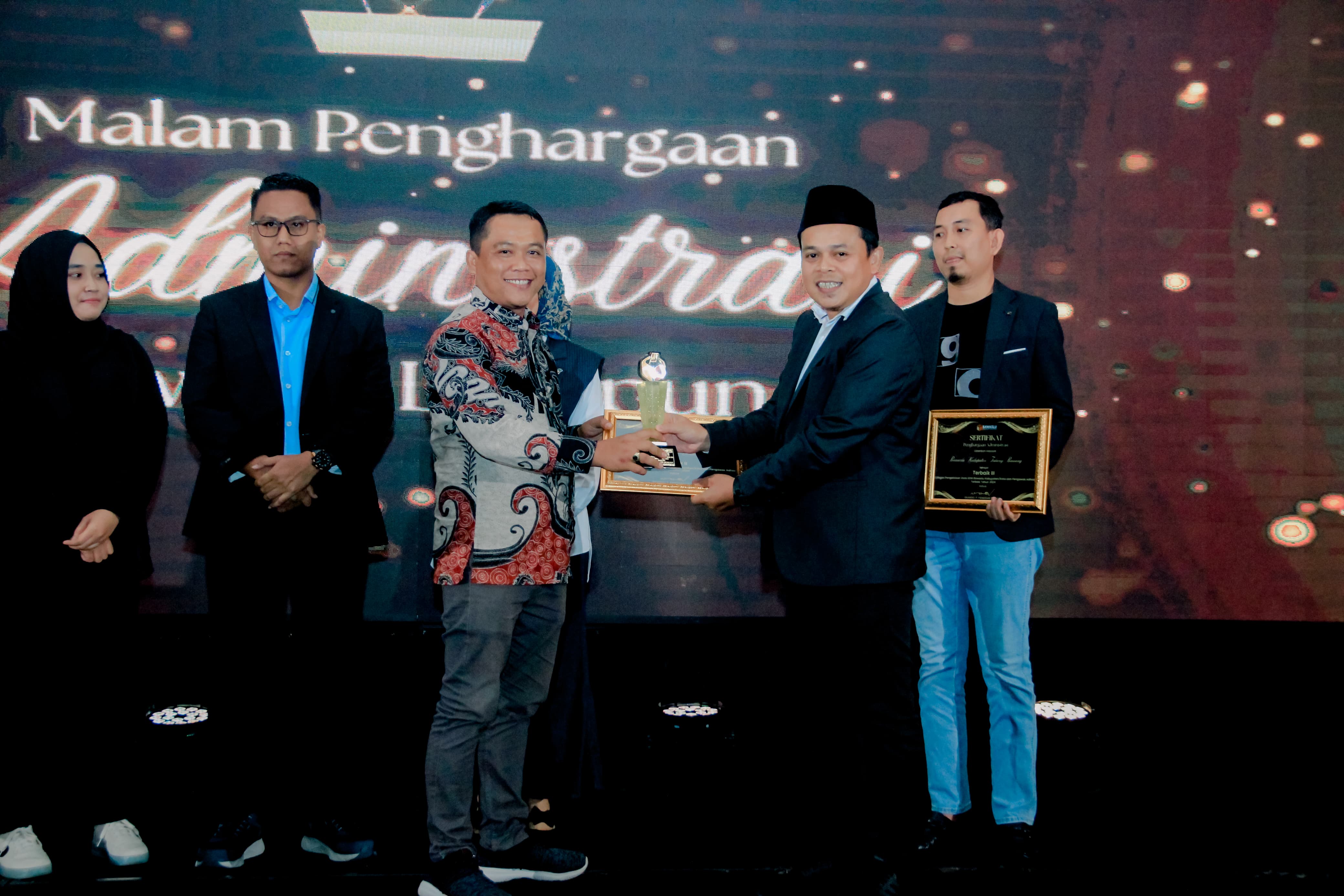 Penyerahan Penghargaan Dari Bawaslu Lampung