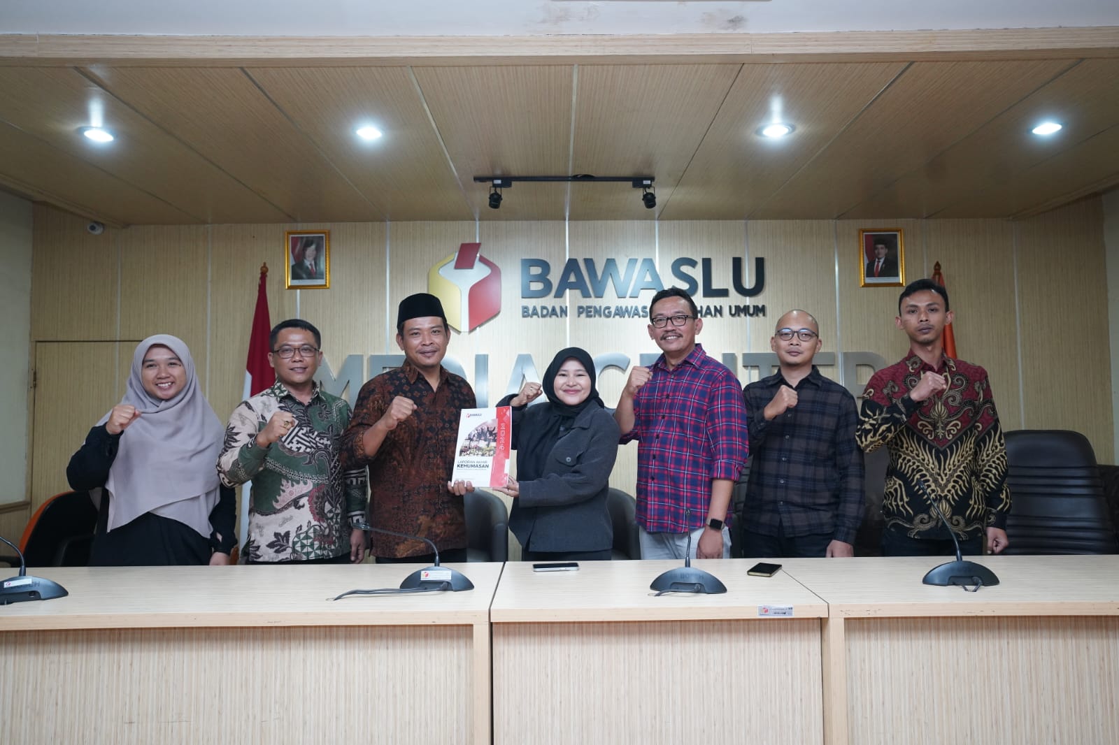 Foto Penyerahan Laporan Kinerja Kehumasan