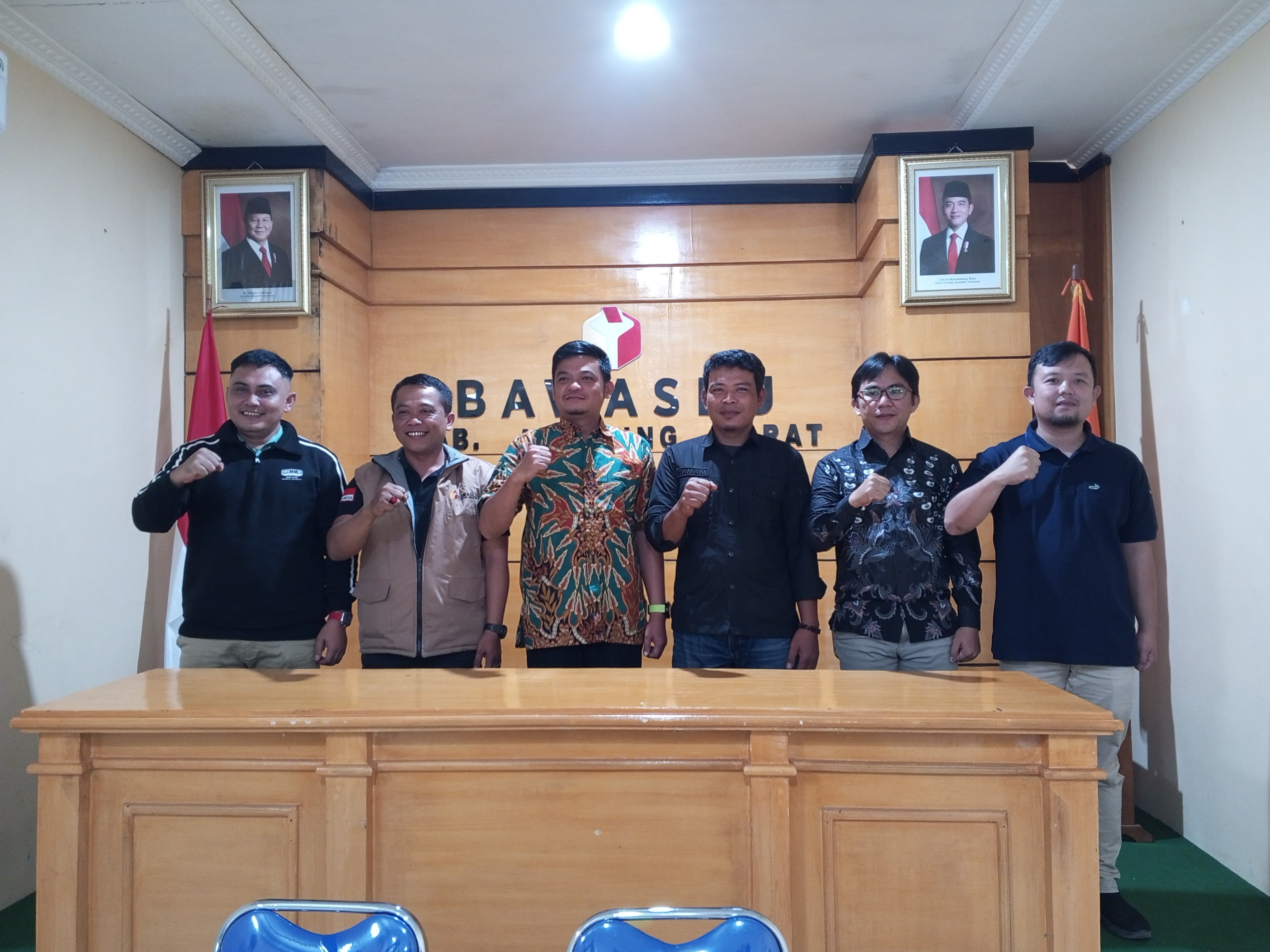 Foto Bersama Pimpinan Bawaslu dan KPU