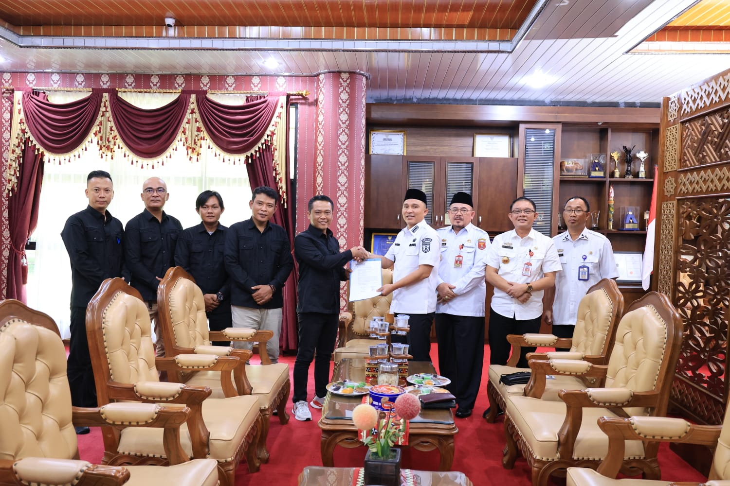 Foto Pimpinan Bawaslu dengan Pemkab Lambar