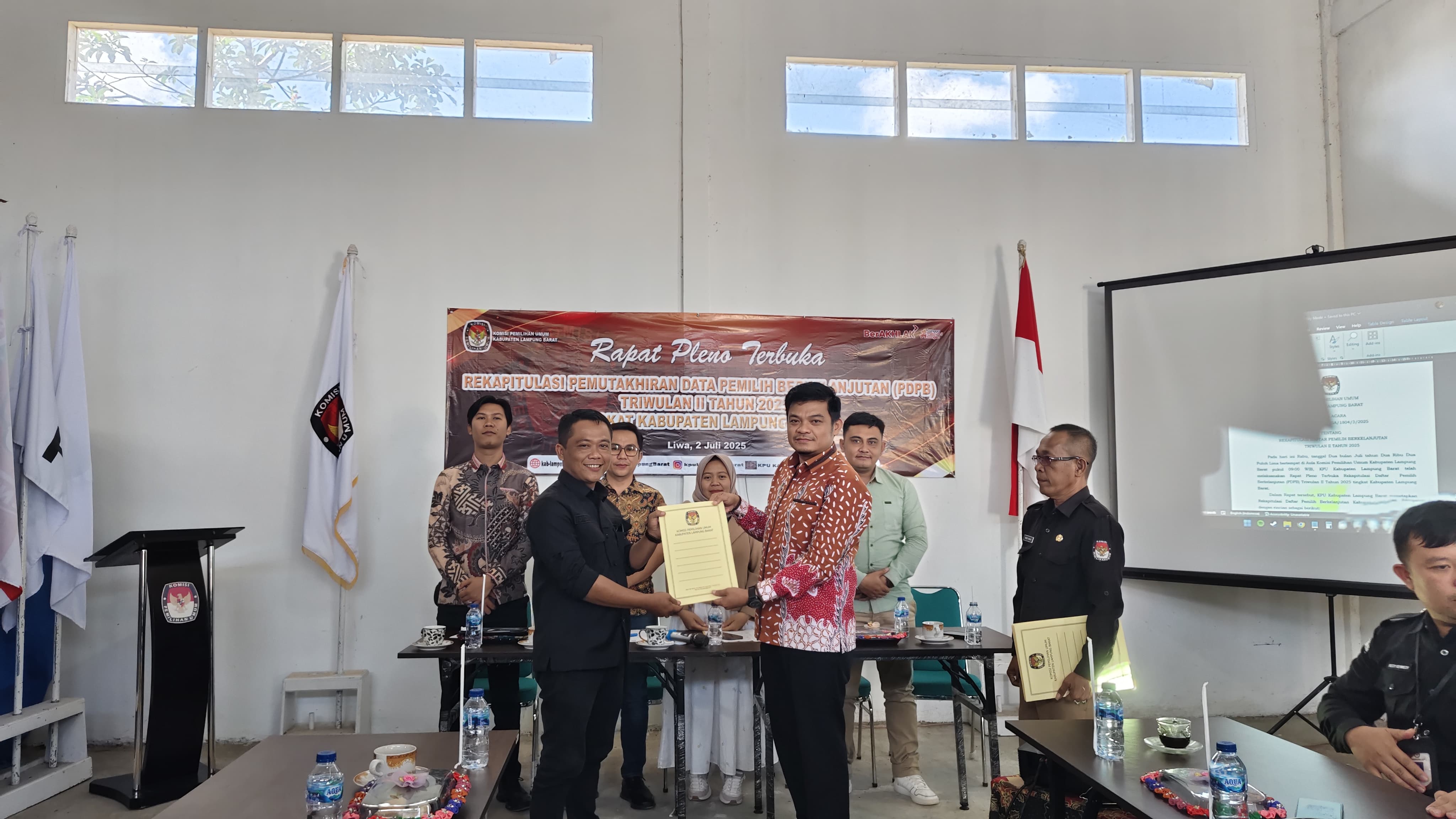 Foto Pimpinan Bawaslu dengan Pimpinan KPU
