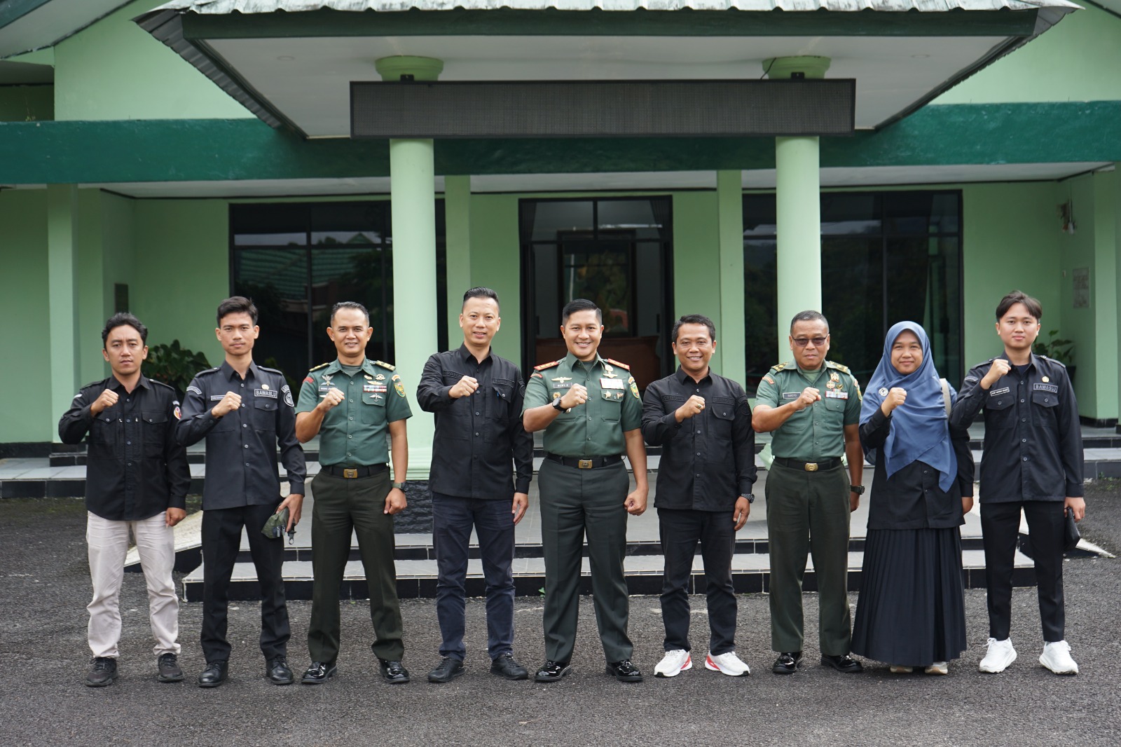 Foto Bersama Dengan Dandim Beserta Jajarannya