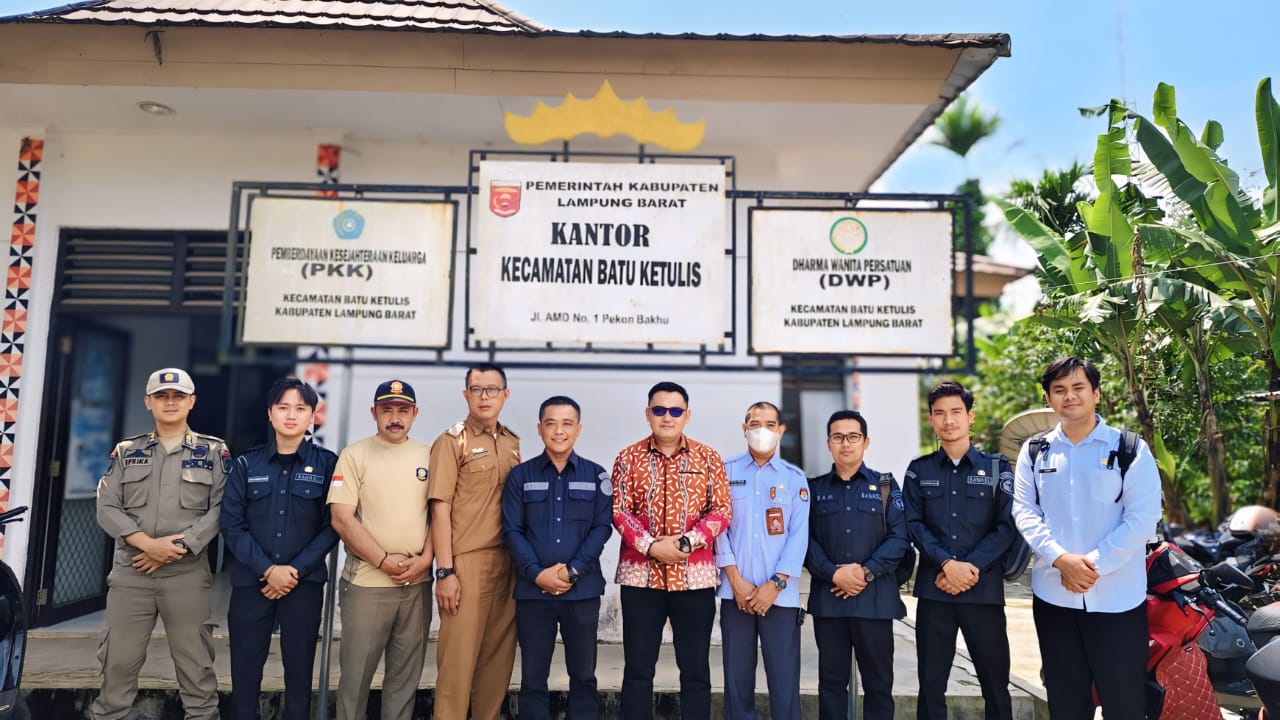 Foto bersama Bawaslu, KPU, Pemerintah tingkat Kecamatan Lampung Barat
