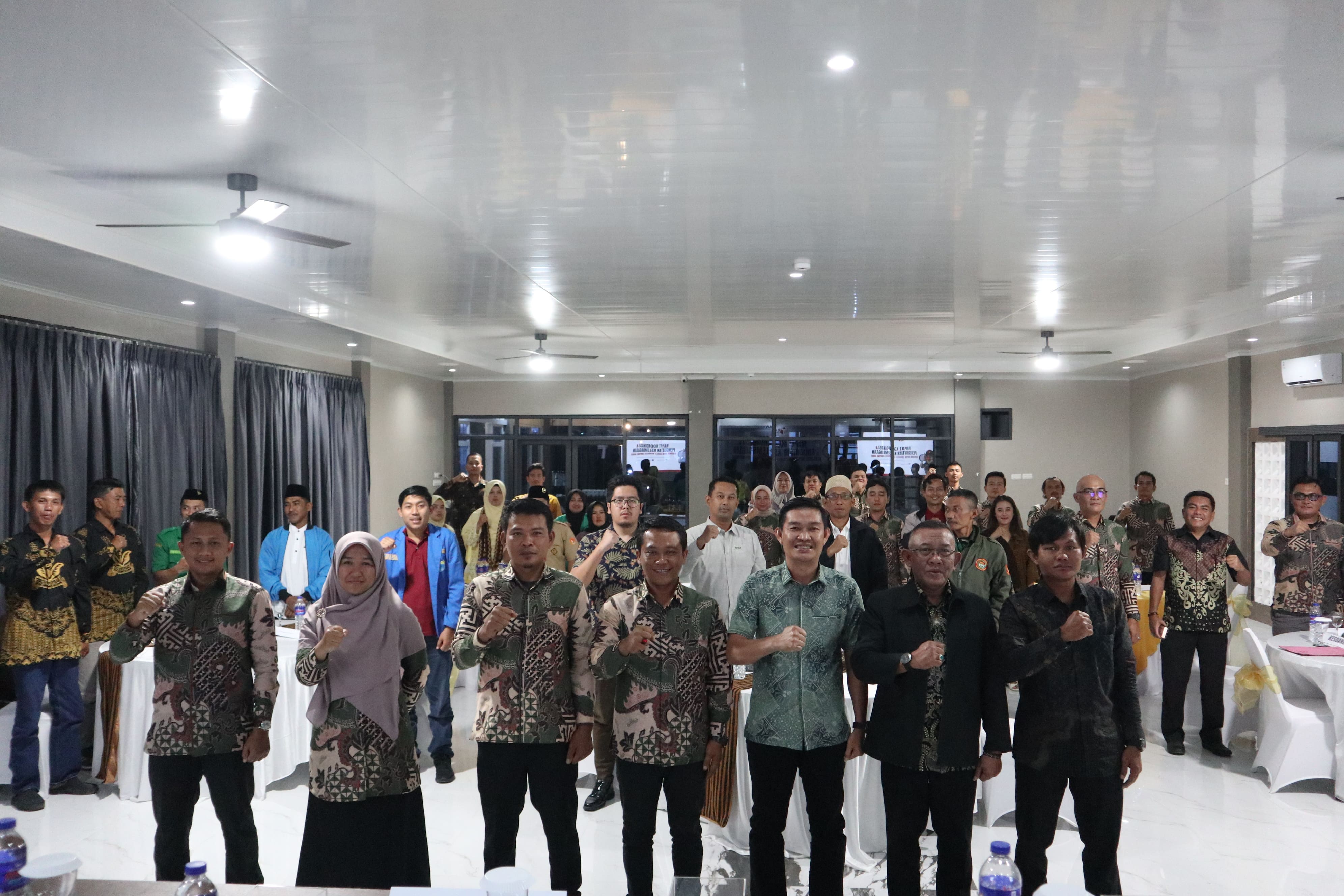 Foto Bersama Pimpinan Bawaslu dengan Mitra Kerja
