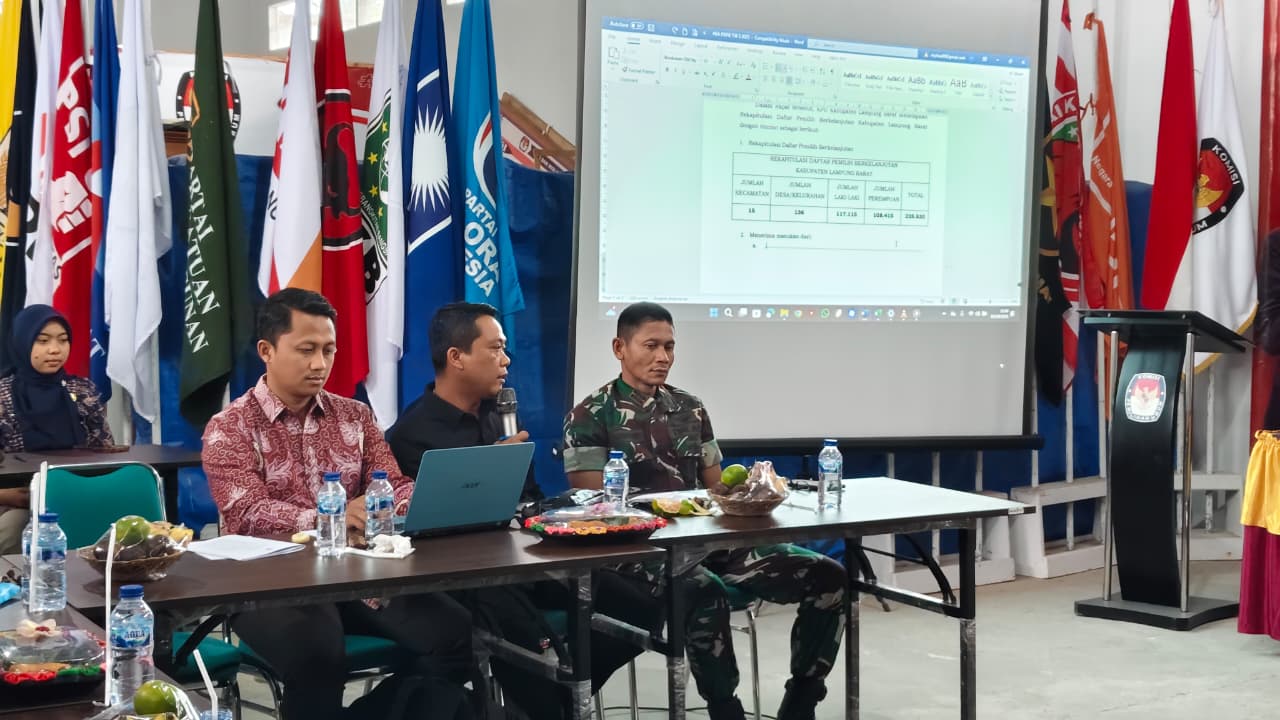 Foto Saat Pimpinan Bawaslu Memberikan Imbauan kepada KPU