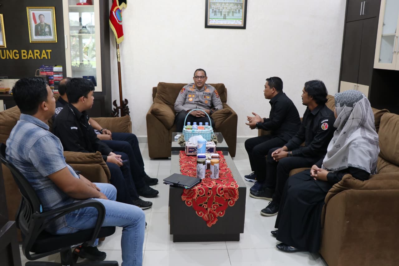 Foto Ketua dan staf Bawaslu Lampung Barat bersama jajaran Polres Lampung Barat dalam audiensi pengawasan data pemilih berkelanjutan.