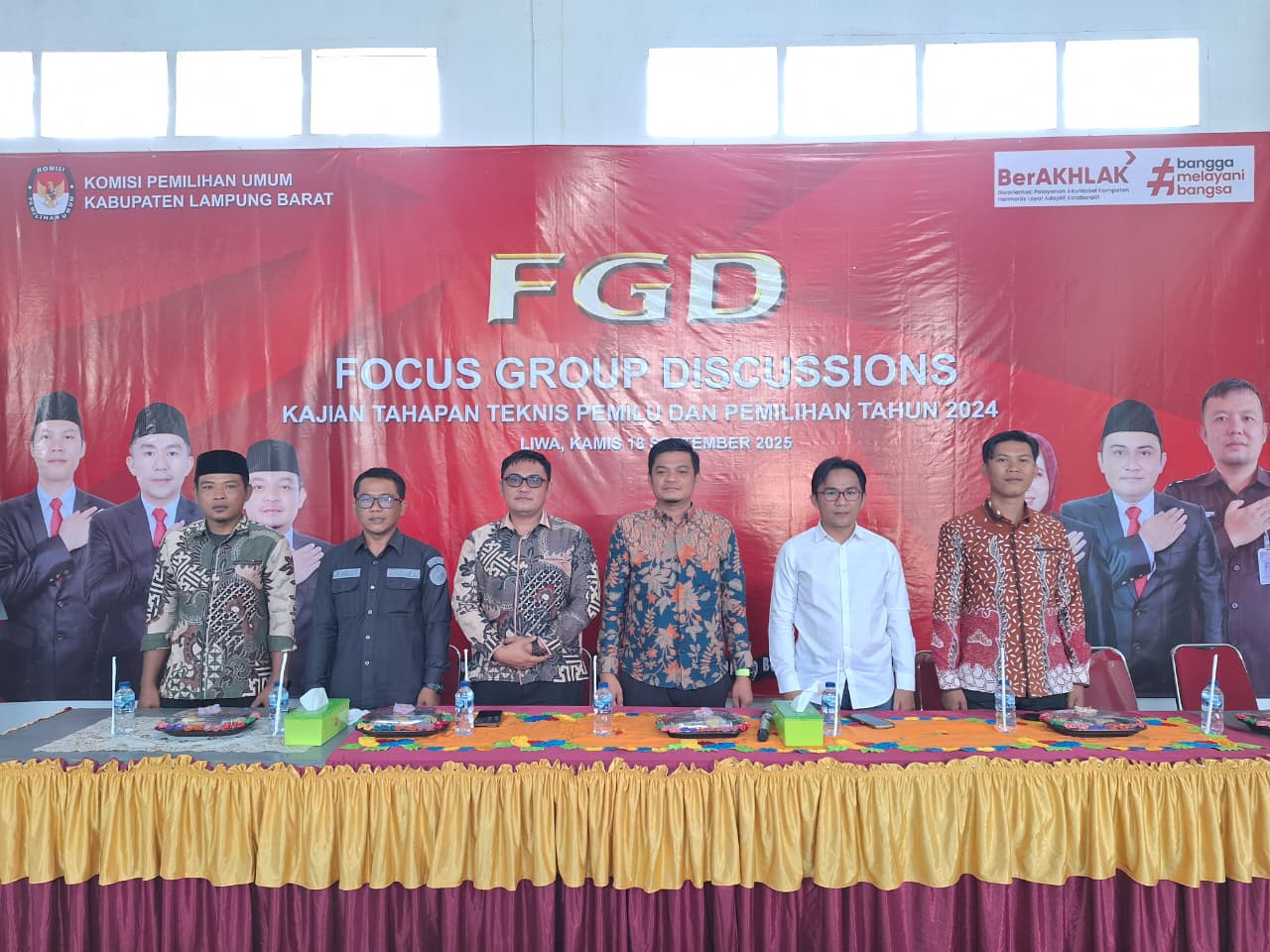 Foto bersama Pimpinan Bawaslu dengan KPU Lampung Barat