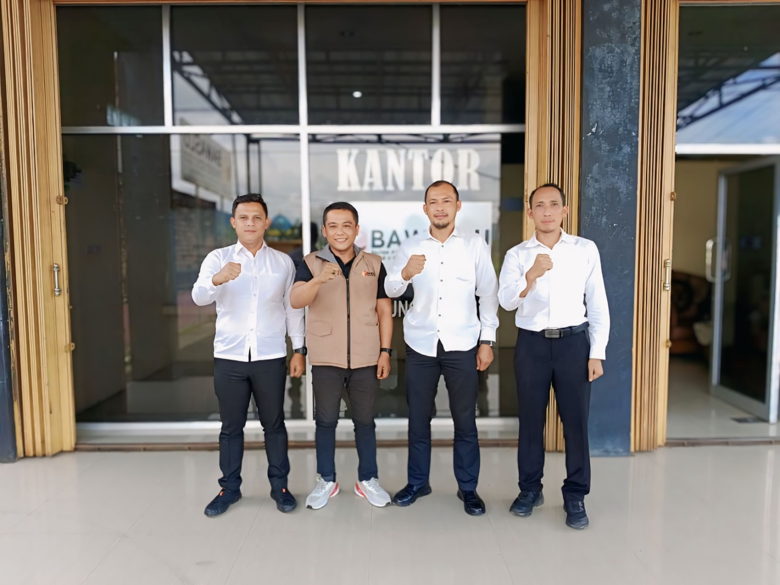 Foto Bersama Pimpinan Bawaslu dengan Kasat Intelkam Lampung Barat