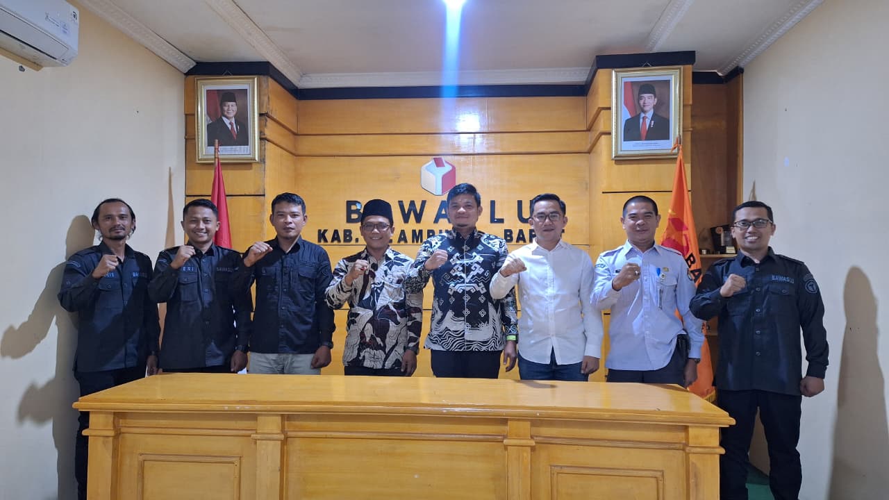 Foto Bersama Pimpinan Bawaslu dan KPU Lampung Barat