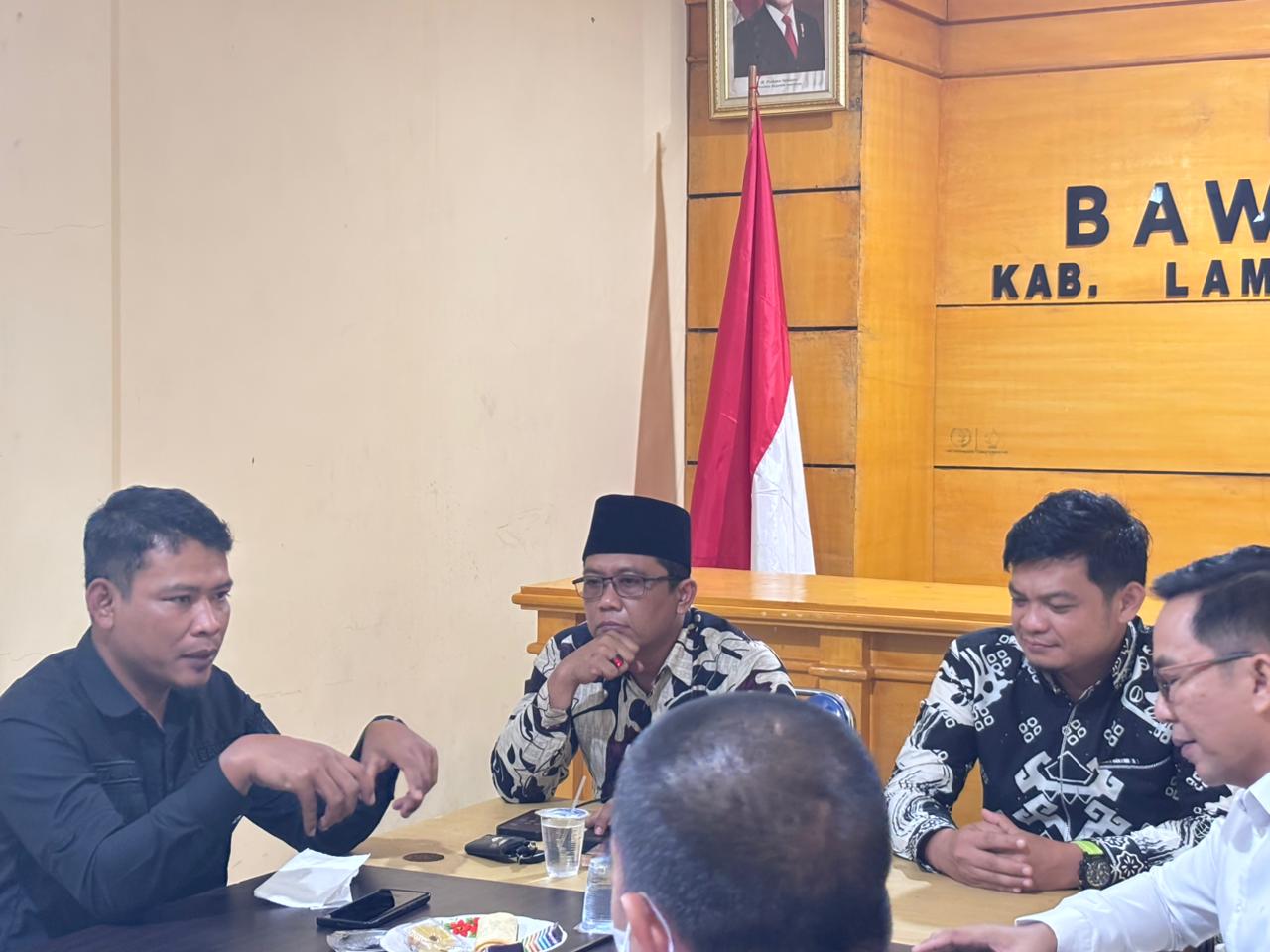 Foto Pimpinan Bawaslu dan KPU