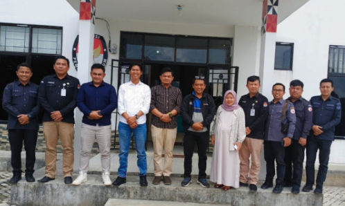 Foto Bersama Jajaran Bawaslu dan KPU Lambar