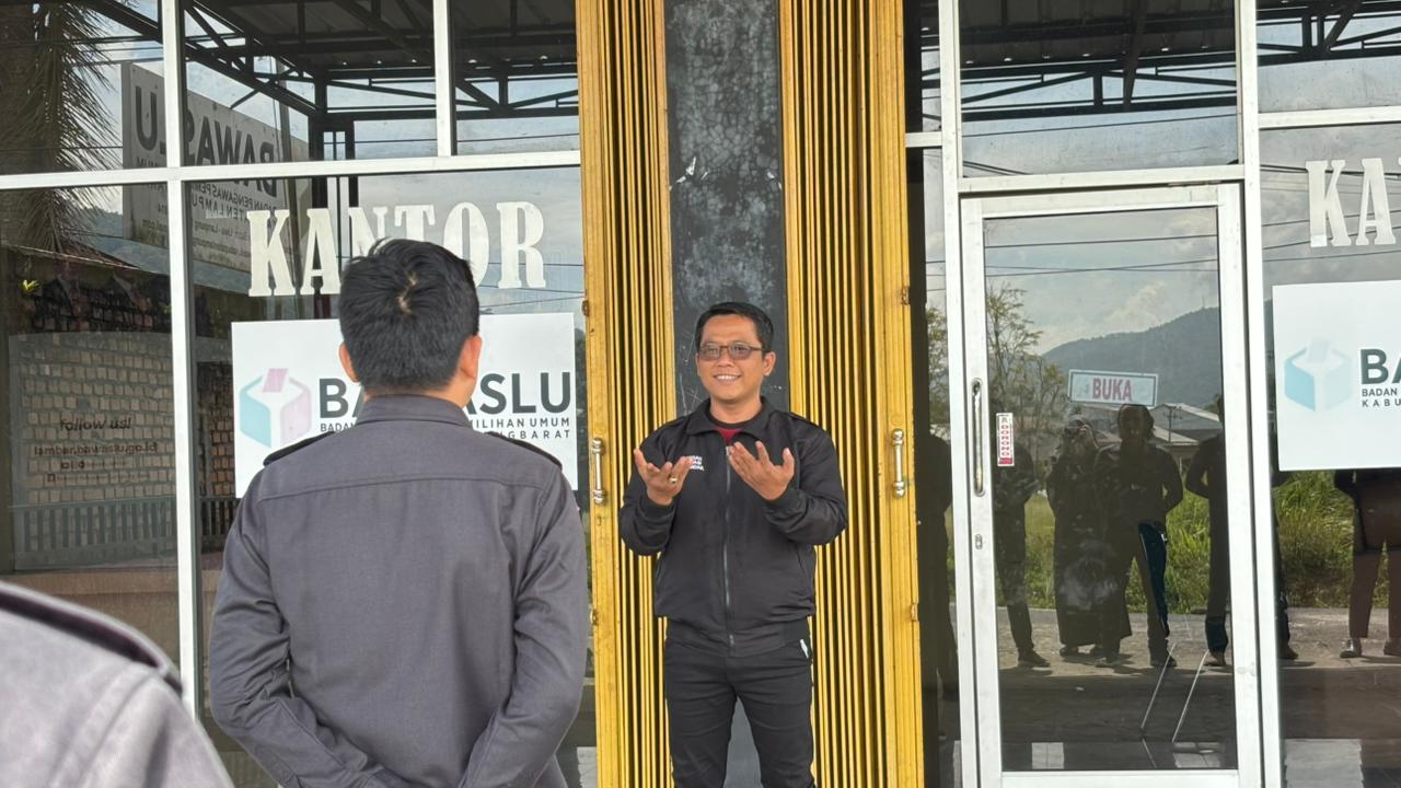 Foto Ketua Bawaslu Lampung Barat Saat Apel