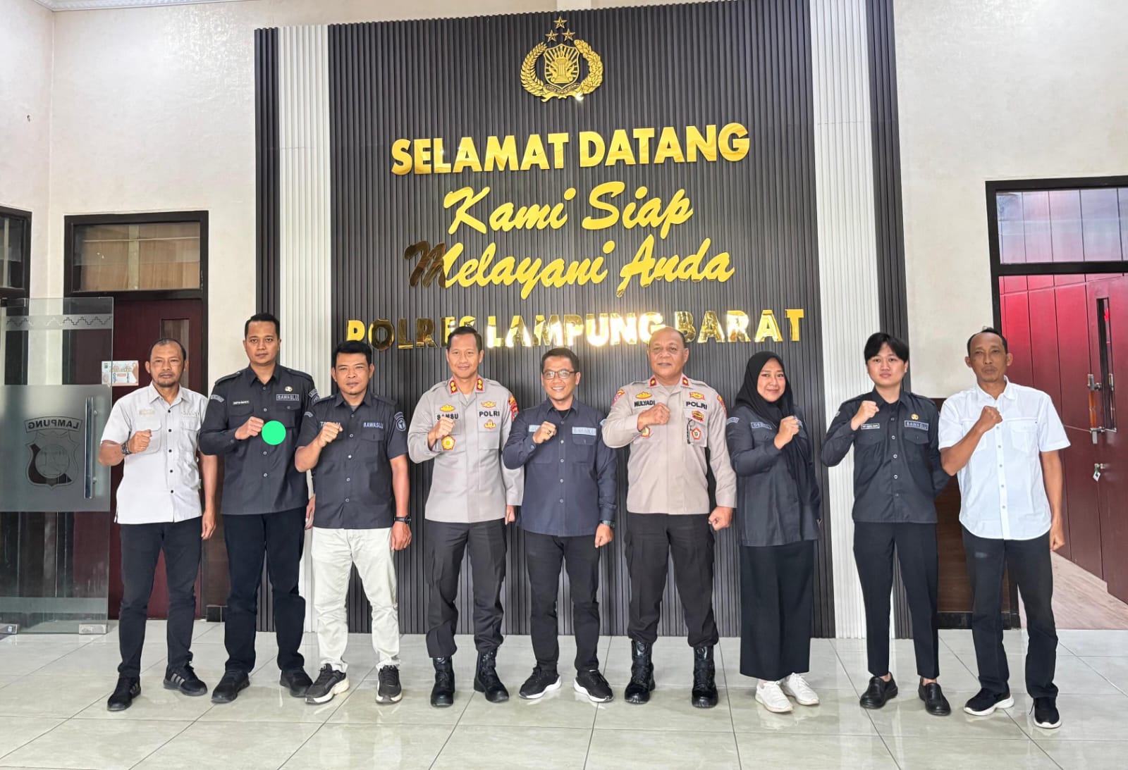Foto bersama pimpinan bawaslu dan kapolres beserta jajarannya