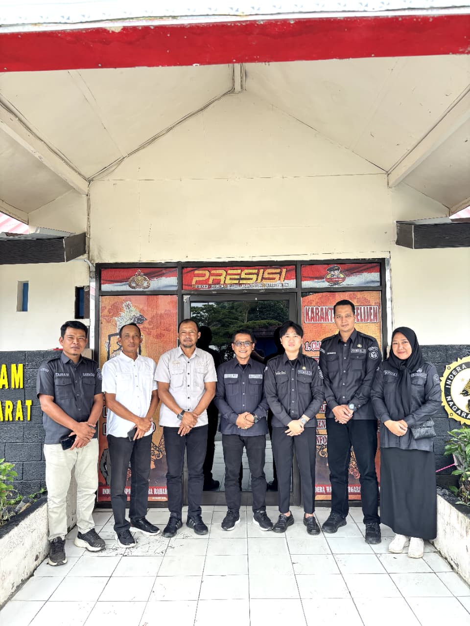 Foto bersama pimpinan bawaslu dengan kasat polres lampung barat