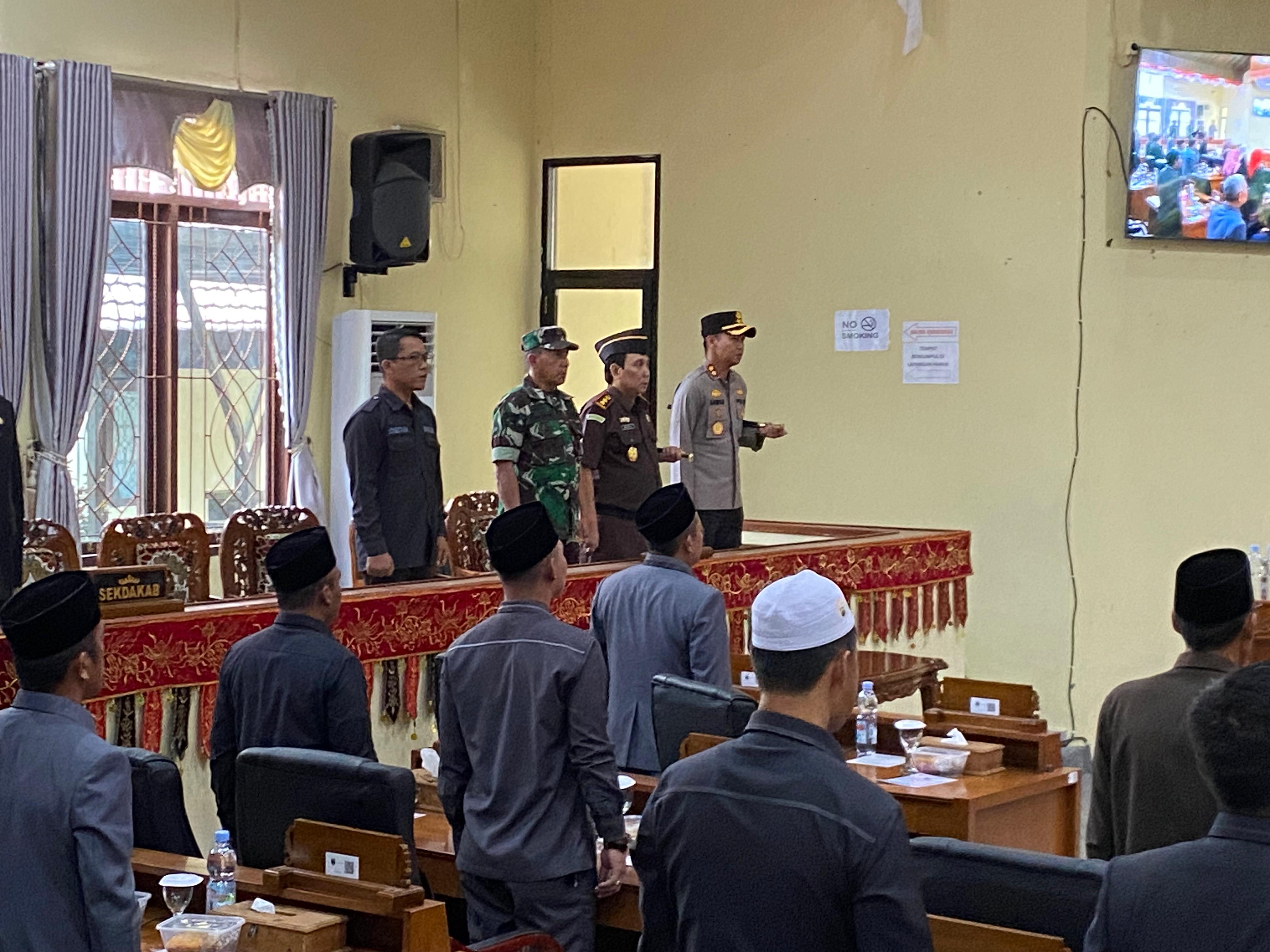 Foto ketua bawaslu lambar saat rapat