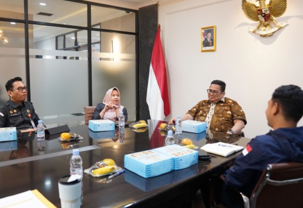 Ketua Bawaslu Rahmat Bagja (kedua dari kanan) saat menerima audiensi perkumpulan warga muda di kantor Bawaslu, Selasa (10/2/2026).