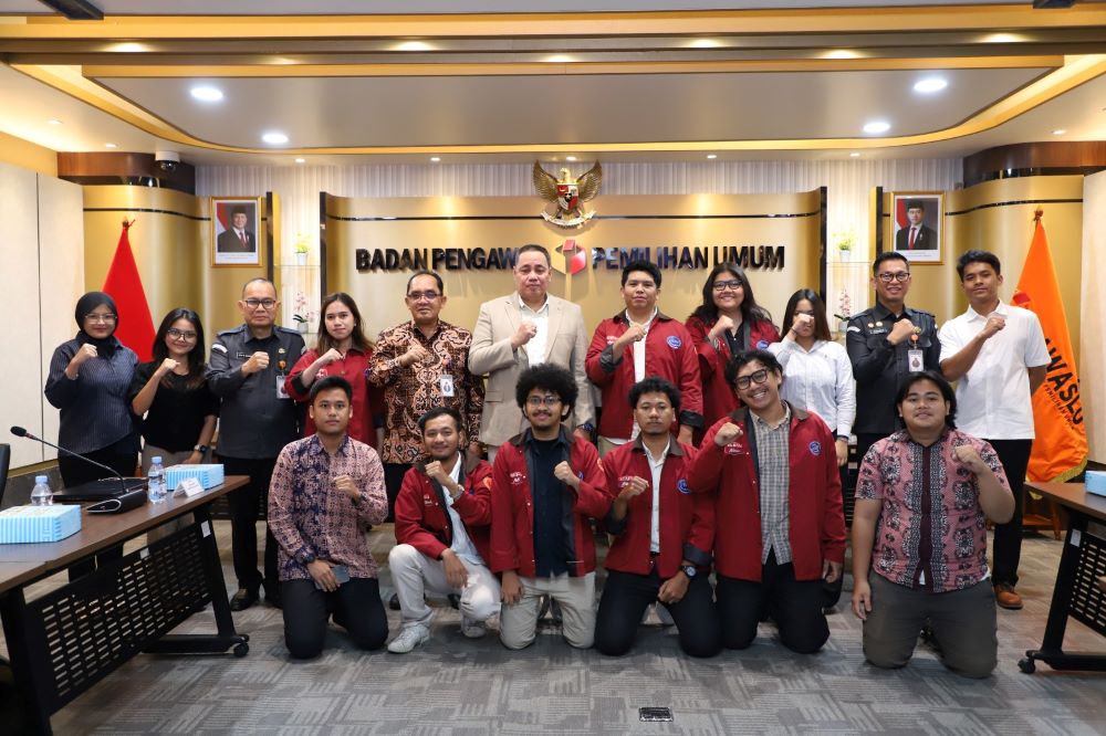 Anggota Bawaslu Herwyn JH Malonda  foto bersama usai diskusi dengan Mahasiswa Ilmu Politik Universitas Airlangga (UNAIR) Surabaya di Gedung Bawaslu, Jakarta, Selasa (13/1/2026).