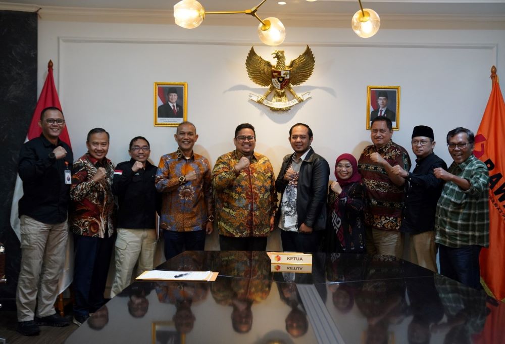 Ketua Bawaslu Rahmat Bagja didampingi Seketertaris Jenderal Bawaslu saat rapat bersama Bawaslu Jawa Barat di Gedung Bawaslu RI, Jakarta, Jumat (19/2/2026).