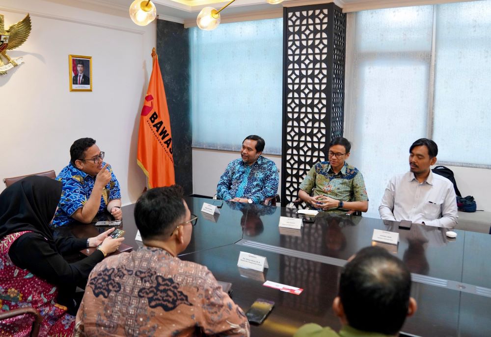 Ketua Bawaslu Rahmat Bagja (kiri berbatik biru) dalam audiensi dengan tim Media Tempo di Gedung Bawaslu, Jumat (20/2/2026).