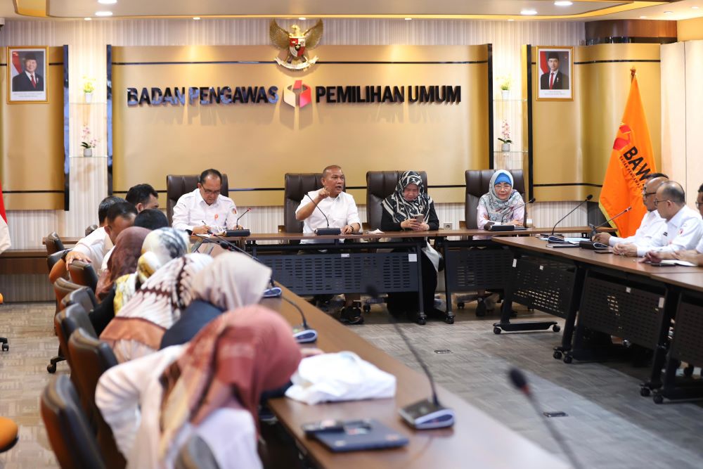 Sekretaris Jenderal Bawaslu Ferdinand Eskol Tiar Sirait memimpin rapat pemaparan program kerja dan anggaran dalam rangka penetapan arah kebijakan Bawaslu Tahun Anggaran 2026, yang dilaksanakan di Jakarta, Rabu (7/1/2026).