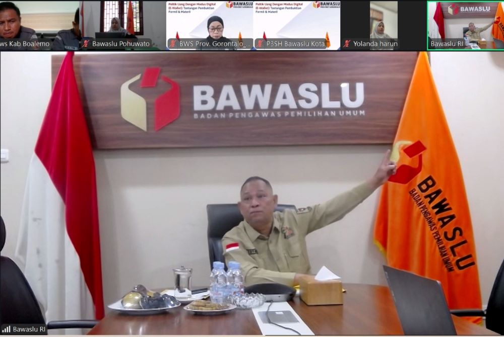 Anggota Bawaslu Totok Hariyono saat membuka diskusi tematik 'Politik Uang dengan Modus Digital (e-wallet), Tantangan Pembuktian Formil dan Materil melalui daring, Senin (9/2/2026).
