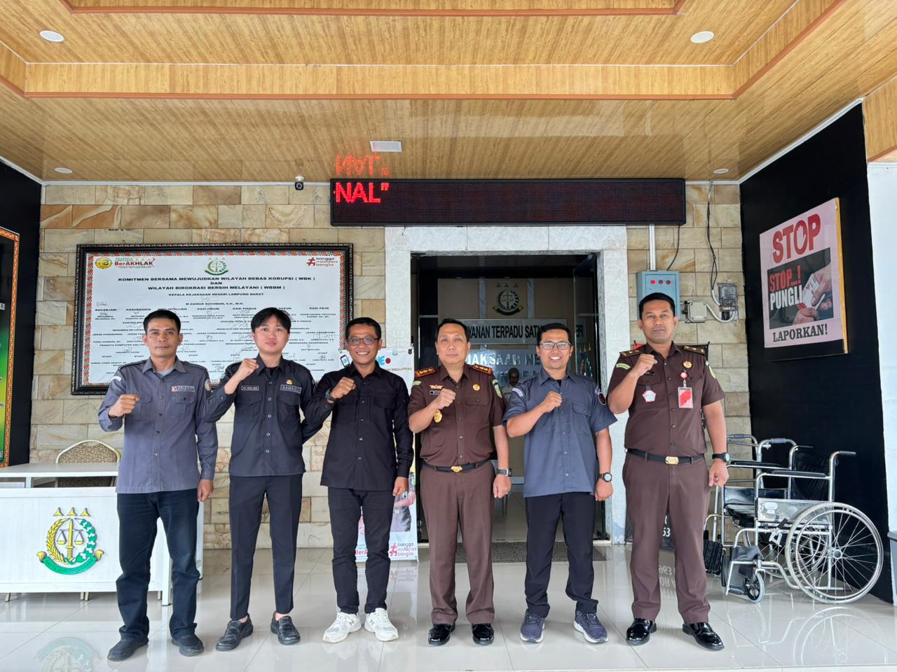 Foto bersama setelah audiensi