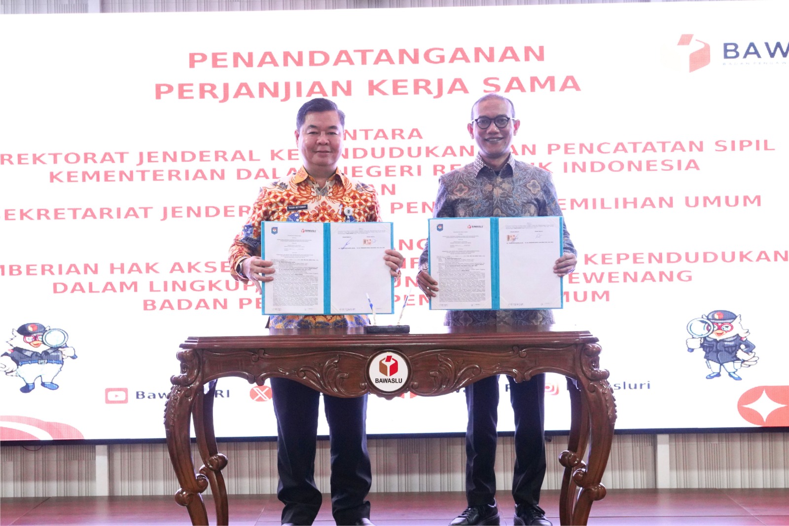 Sekretaris Jenderal Bawaslu Ferdinand Eskol Tiar Sirait bersama Direktur Jenderal Kependudukan dan Pencatatan Sipil (Dirjen Dukcapil) Kemendagri Teguh Setyabudi saat penandatanganan PKS Bawaslu dan Dukcapil di Gedung Bawaslu, Jakarta, Jumat (31/7/2026).