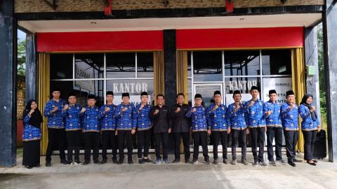 Foto Bersama Pimpinan dan Staf Bawaslu Lampung Barat