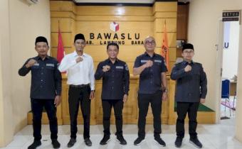 Foto Bersama Pimpinan Bawaslu Kabupaten Lampung Barat Dengan PAW Panwascam