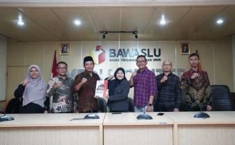 Foto Penyerahan Laporan Kinerja Kehumasan