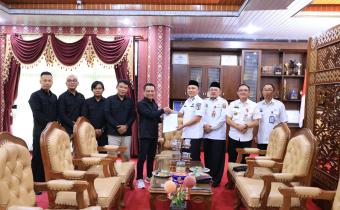 Foto Pimpinan Bawaslu dengan Pemkab Lambar