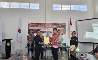 Foto Pimpinan Bawaslu dengan Pimpinan KPU