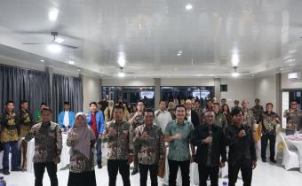 Foto Bersama Pimpinan Bawaslu dengan Mitra Kerja