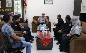 Foto Ketua dan staf Bawaslu Lampung Barat bersama jajaran Polres Lampung Barat dalam audiensi pengawasan data pemilih berkelanjutan.