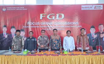 Foto bersama Pimpinan Bawaslu dengan KPU Lampung Barat