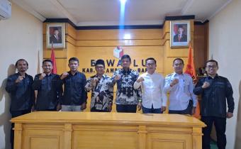 Foto Bersama Pimpinan Bawaslu dan KPU Lampung Barat