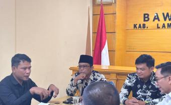 Foto Pimpinan Bawaslu dan KPU