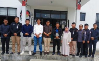 Foto Bersama Jajaran Bawaslu dan KPU Lambar