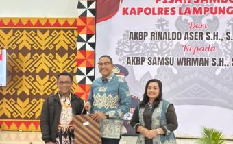 Foto Bersama Ketua Bawaslu dengan Kapolres Lampung Barat