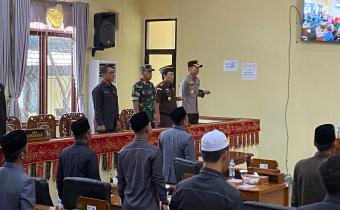 Foto ketua bawaslu lambar saat rapat