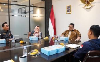 Ketua Bawaslu Rahmat Bagja (kedua dari kanan) saat menerima audiensi perkumpulan warga muda di kantor Bawaslu, Selasa (10/2/2026).
