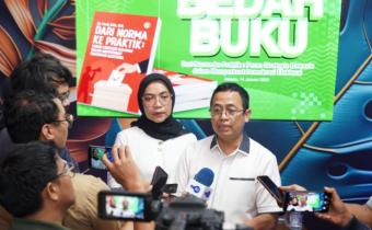 Anggota Bawaslu Puadi saat menjelaskan buku yang diluncurkannya berjudul Dari Norma ke Praktik: Peran Strategis Bawaslu dalam Memperkuat Demokrasi Elektoral di Jakarta, Rabu (14/1/2026).