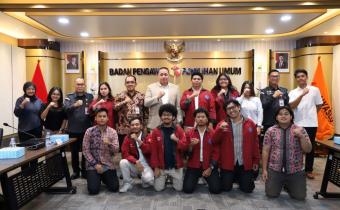 Anggota Bawaslu Herwyn JH Malonda  foto bersama usai diskusi dengan Mahasiswa Ilmu Politik Universitas Airlangga (UNAIR) Surabaya di Gedung Bawaslu, Jakarta, Selasa (13/1/2026).
