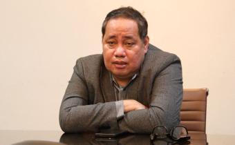 Anggota Bawaslu Herwyn JH Malonda memberikan arahan dalam rapat Pembahasan Edaran Panduan Desain Arsitektural dan Dokumen Pengelolaan Lingkungan Kantor Bawaslu Provinsi dan Kabupaten/Kota di Gedung Bawaslu, Kamis (5/3/2026).