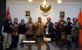 Ketua Bawaslu Rahmat Bagja didampingi Seketertaris Jenderal Bawaslu saat rapat bersama Bawaslu Jawa Barat di Gedung Bawaslu RI, Jakarta, Jumat (19/2/2026).