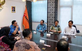 Ketua Bawaslu Rahmat Bagja (kiri berbatik biru) dalam audiensi dengan tim Media Tempo di Gedung Bawaslu, Jumat (20/2/2026).