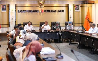 Sekretaris Jenderal Bawaslu Ferdinand Eskol Tiar Sirait memimpin rapat pemaparan program kerja dan anggaran dalam rangka penetapan arah kebijakan Bawaslu Tahun Anggaran 2026, yang dilaksanakan di Jakarta, Rabu (7/1/2026).