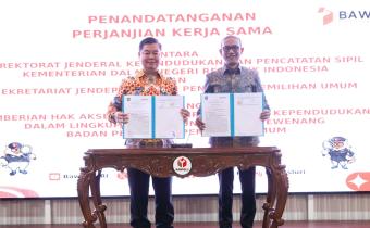 Sekretaris Jenderal Bawaslu Ferdinand Eskol Tiar Sirait bersama Direktur Jenderal Kependudukan dan Pencatatan Sipil (Dirjen Dukcapil) Kemendagri Teguh Setyabudi saat penandatanganan PKS Bawaslu dan Dukcapil di Gedung Bawaslu, Jakarta, Jumat (31/7/2026).